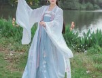Elegant Girl in Traditional Chinese Fashion:The Rise of High-End Hanfu for Young Girls