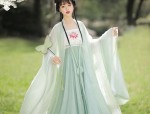 The Story of a 8-Year-Old Hanfu Girl in Second Grade