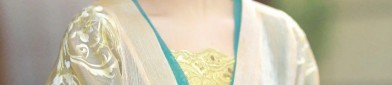 The Engagement of a Cheongsam-Clad Woman:Embracing a Low-Collar Style