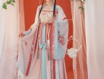 Zhang Yunleis Embrace of Traditional Hanfu:A Cultural Journey