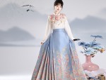 Maternal-Daughter Qipao Family Match:Uniting Tradition and Modernity in a Unique Fashion Statement