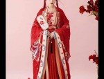 Embracing the Traditional:蚀骨旗袍与遮肚大肚子之美