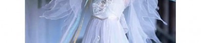 Modern Chinese Champagne-Hued Sleeveless Cheongsam as a Toast-Worthy Ceremonial Outfit