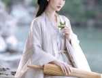 The Splendor of Hanfu:Red-Black Color Scheme and the Waisted-Style Elegance