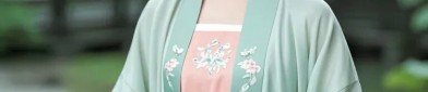 The Elegance of the Mandarin-Style Cheongsam with a Conjoined Front Skirt