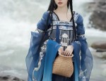 Celebrating the Cheerful Charm of Qipao:The Art of Traditional Chinese Dress