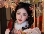 The Ethereal Performance of Guzheng with the Traditional Horseface Skirt