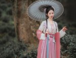 The Red Cheongsam as a Performance Art:A Closer Look at Its Elegance and Cultural Significance