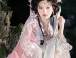 Embracing Modernity in Traditional Cheongsam:Daily Improvement and Evolution