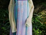 The Elegance of Hanfu:A Close Examination of White Intersection-collar Clothing