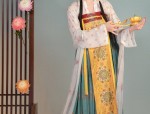 Embracing the New Chinese Style:The Revival of Cheongsam in Vibrant Red