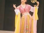 The Minstrel-Inspired Horseface Skirt as a Bridesmaid Attire:A Blend of Tradition and Modernity