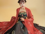 Traditional Chinese-Style毛衣 and Horseface Skirt in Plus Sizes:A Fashion Fusion