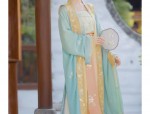 Charming Cloud Silk:A Womans Cheongsam with Delicate Cloud-Inspired Pattern and Qipao Collar