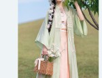 Everyday Elegance in a Summer Cheongsam