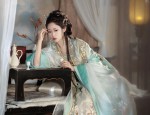 The Journey of a 13-Year-Old Girl into the World of Hanfu:A Fifth-Grade Journey