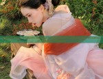 The Charm of a Petite Woman in a Medium-Length Cheongsam