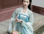 Off-the-Shoulder Blouse with Horseface Skirt:A Fashionable Fusion of Elegance and Tradition