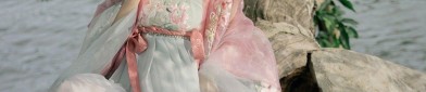Elegant Qipao Fashion Show with Feather Fans:A Cultural Journey