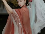 White Cheongsam and Modern Chinese Headdress:A Blend of Tradition and Fashion