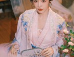 Winter Warmth in Hanfu Pengfeng:The Allure of Traditional Chinese Clothing in Cold Weather
