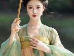 Enchanting Women in Traditional Tangzhuang and Hanfu:An Adults Guide to Supernatural Style