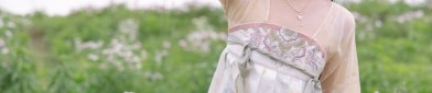 Reimagining the Cheongsam:The Evolution of Low Collars in 2023 Fashion Trends