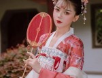 Petite Charmers:The Rise of Chinese Cheongsam in Autumn-Winter Fashion