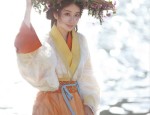 Embellishing the Collar of Cheongsam:A Study in Traditional Chinese Fashion