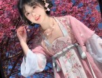 Zhonglings Hanfu Style in the Song Dynasty:A Journey into Traditional Chinese Elegance
