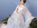 Qipao:A Glimpse into Traditional Chinese Elegance
