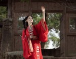 The Elegance of Hanfu:A Close Examination of White Intersection-collar Clothing