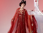 Tall and Elegant in a Red Horseface Skirt:The Long-lasting Fashion Statement