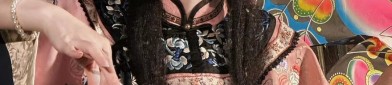 Embracing Tradition in a Golden Silk Velvet Short-sleeved Cheongsam