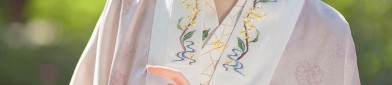 Embracing a New Era of Loose Cheongsam:The Rise of Collar-Free Elegance