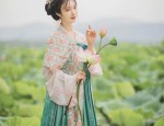 Embracing Traditional Elegance:The All-Opening Cheongsam and Its Sculpting Effect on the Body