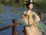 Winter Wedding Splendor:The Charm of a Mini-Bride in a Cheongsam