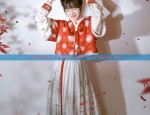 The Enchanting Beauty of Xishi in Traditional Dragon Dance with the Splendid Hanfu Attire