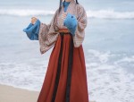 Summer in a Hanfu Cape:The Revival of Traditional Chinese Robes and Hooded斗篷