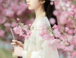 Ancient Charm of the Confident Hanfu-Dressed Elementary School Girl