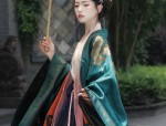 Embracing Traditional Elegance:The Revival of the Chest-Baring Cheongsam