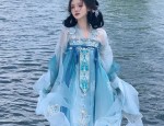 Embellishing the World of Horseface Skirt with Pendant Decorations