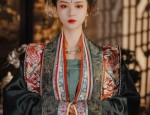 Vintage Qipao and High Heels:A Celebration of Traditional Elegance
