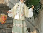 Summer Elegance in the Traditional Chinese Attire:The Waist-Length Hanfu