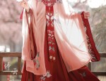 Ancient Charm of Childrens Traditional Dress:A Fairy Tale for Girls in Chinese-Style Gowns