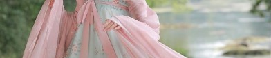 The Dominating Power of a Child in Red Hanfu A Tale of Feminine Splendor