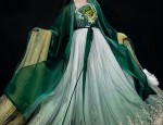 Elegant Pairing:The Art of Styling a Horseface Skirt with Fans