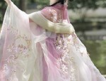 Embracing the Girlish Charm of Qipao:The Revival of Traditional Elegance