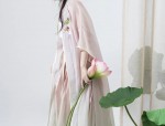 Daily Wear of a Petite Woman in a Cheongsam:Embracing the Traditional Elegance