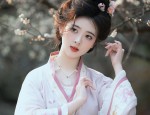 Summer in a Sleeveless Cheongsam without Collars:Embracing the Modern Elegance